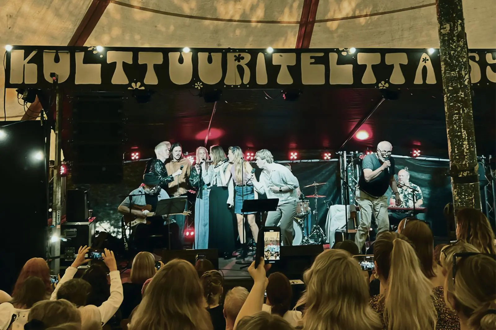 Yleisö nauttimassa musiikista