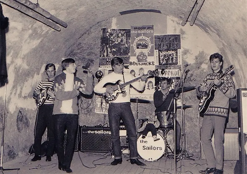 Bändi esiintymässä