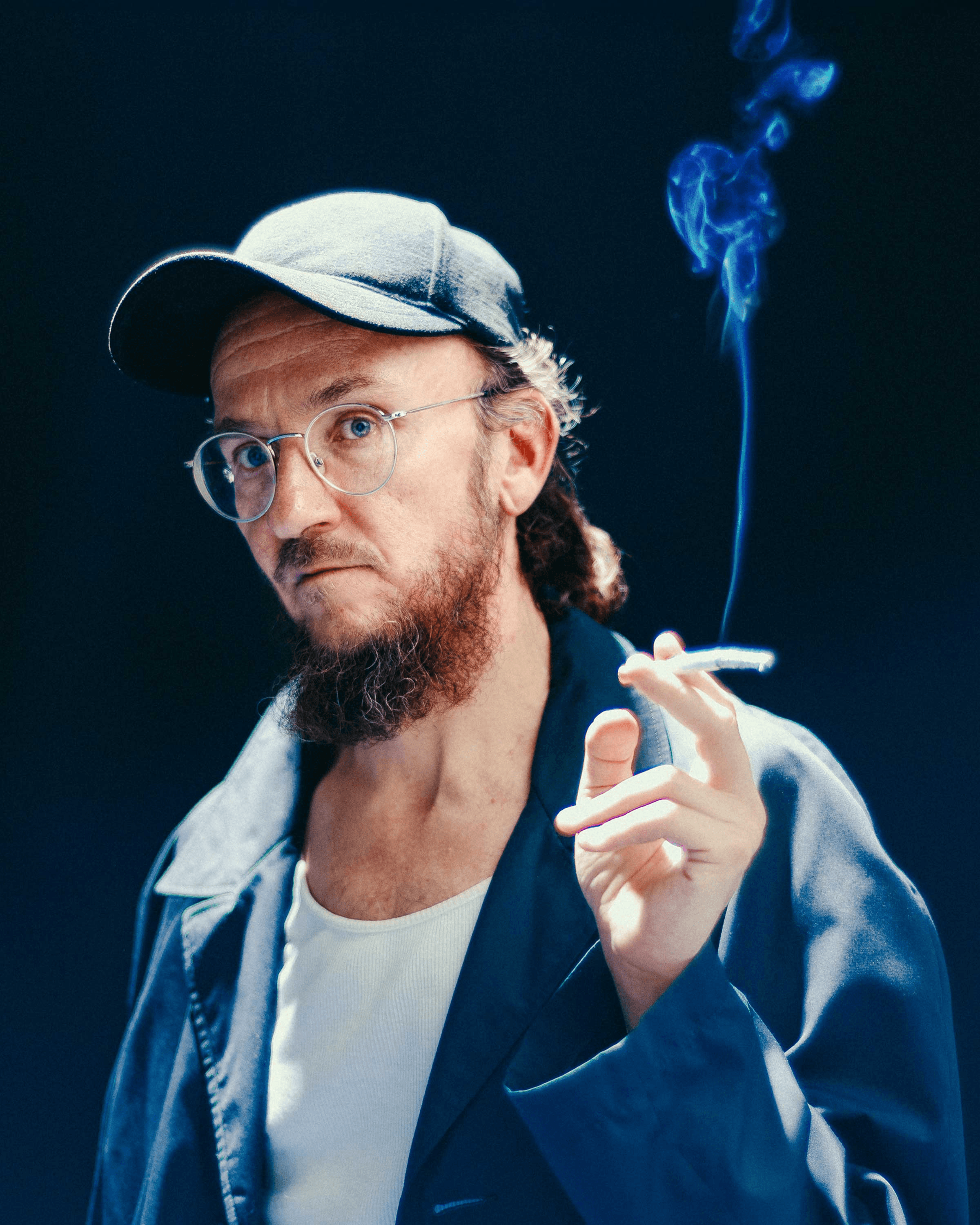 Samuli Putro polttamassa tupakkaa