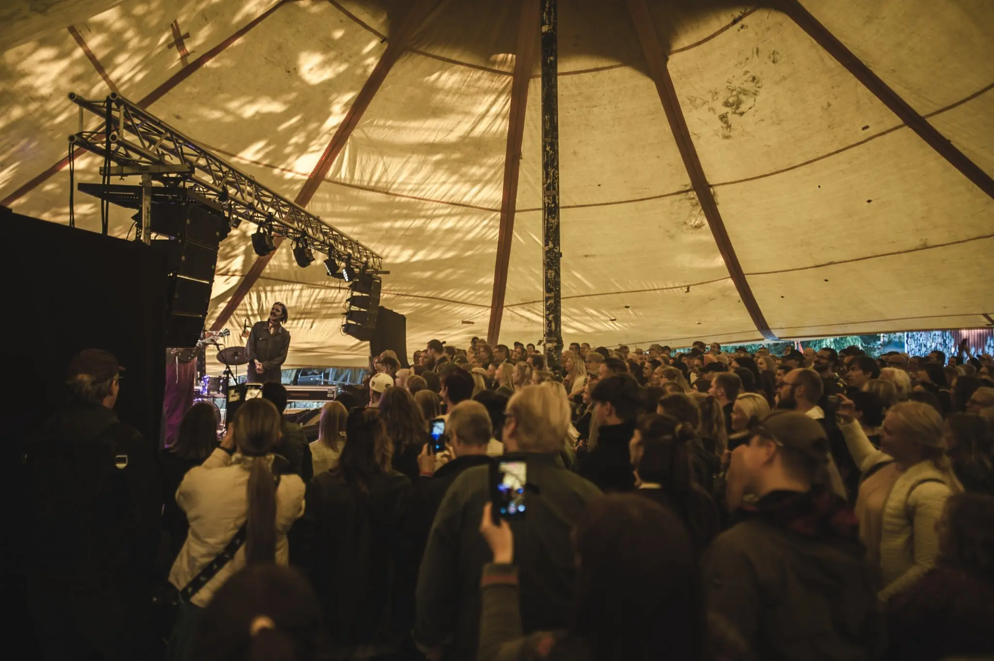 Yleisöä kulttuuriteltassa